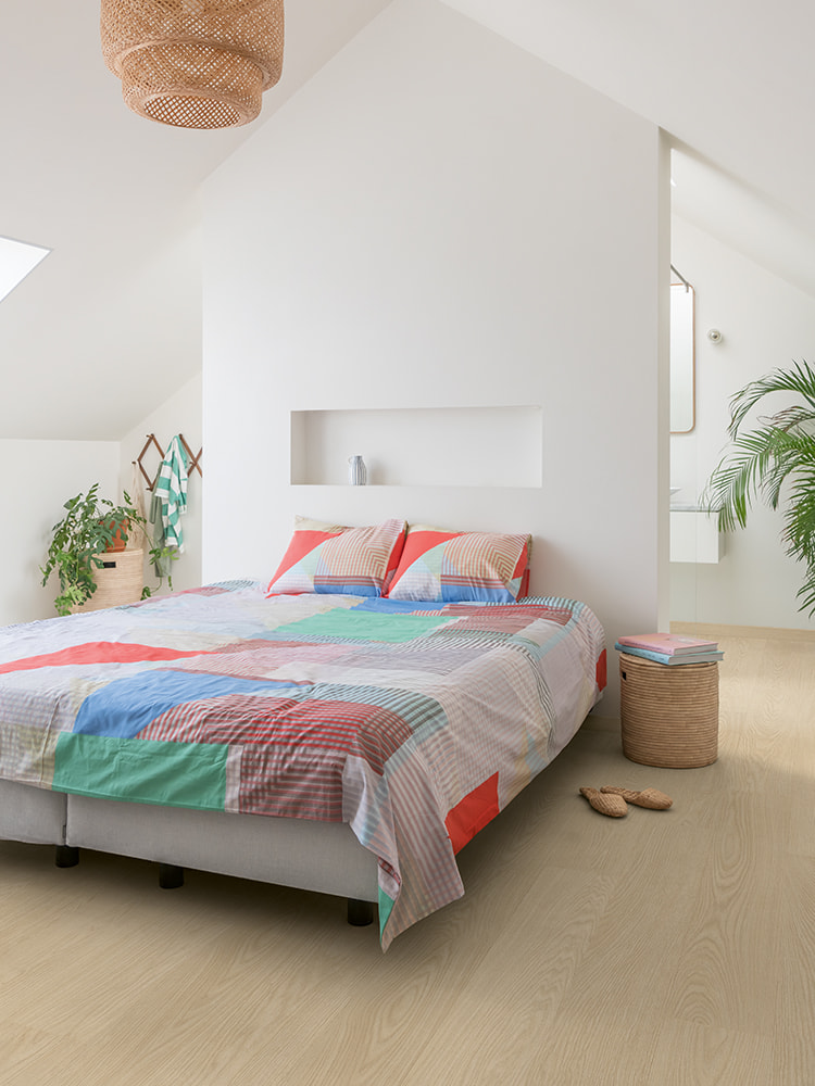Kolorowa sypialnia z naturalnymi panelami winylowymi